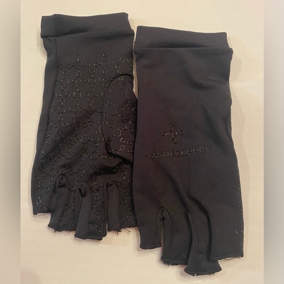 Tommie Copper Infrared Compression Fingerless Gloves and Wrists - Black Large - Picture 8 of 16
